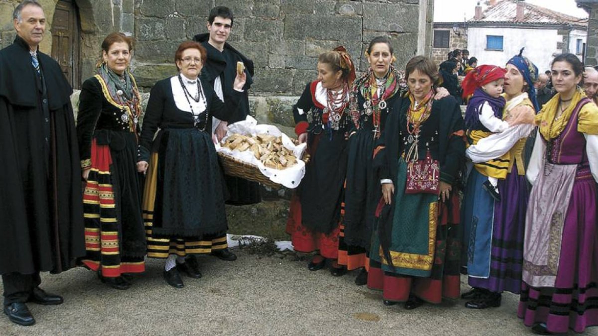 Los vecinos de Aldea del Pinar con los trajes regionales preparados para el juego de las ‘chapas’.-R.F.