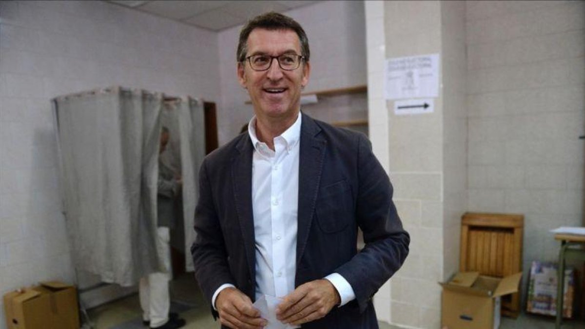 El presidente de la Xunta de Galicia, Alberto Núñez Feijóo, en su colegio electoral de Santiago de Compostela.-AFP / MIGUEL RIOPA