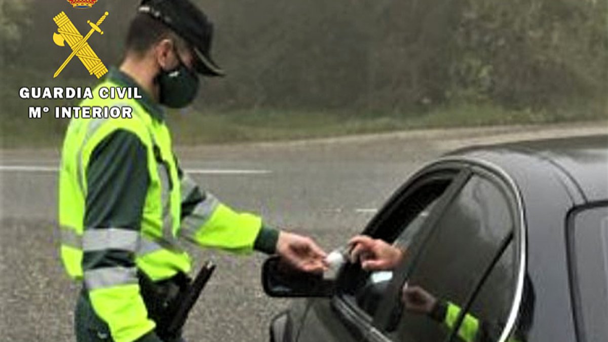 Imagen de archivo de un control de alcoholemia. GUARDIA CIVIL.