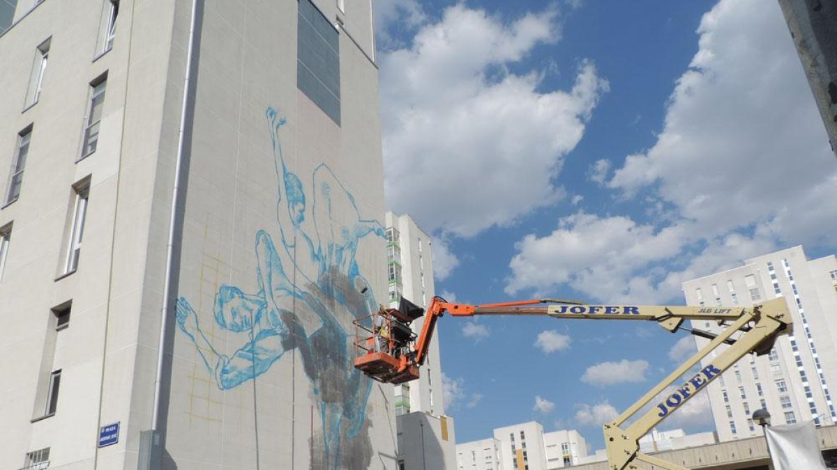Dan Ferrer continuará con el mural hoy y mañana en la plaza Antonio José, en el corazón del barrio de Río Vena.-STARTER PROYECTOS CULTURALES