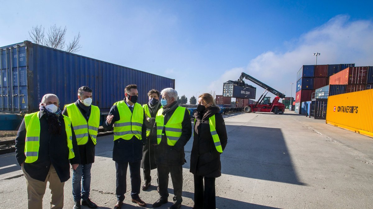 Un momento de la recepción del primer convoy del nuevo servicio ferroviario Burgos-Barcelona.