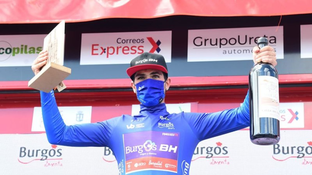 Mario Aparicio subió al podio como ganador del premio al mejor ciclista burgalés en la XLIII Vuelta a Burgos. RICARDO ORDÓÑEZ