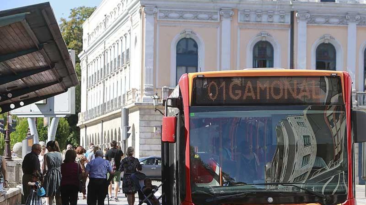 Parada de la avenida Arlanzón, junto a Cid, donde paran varias líneas de autobuses. ECB