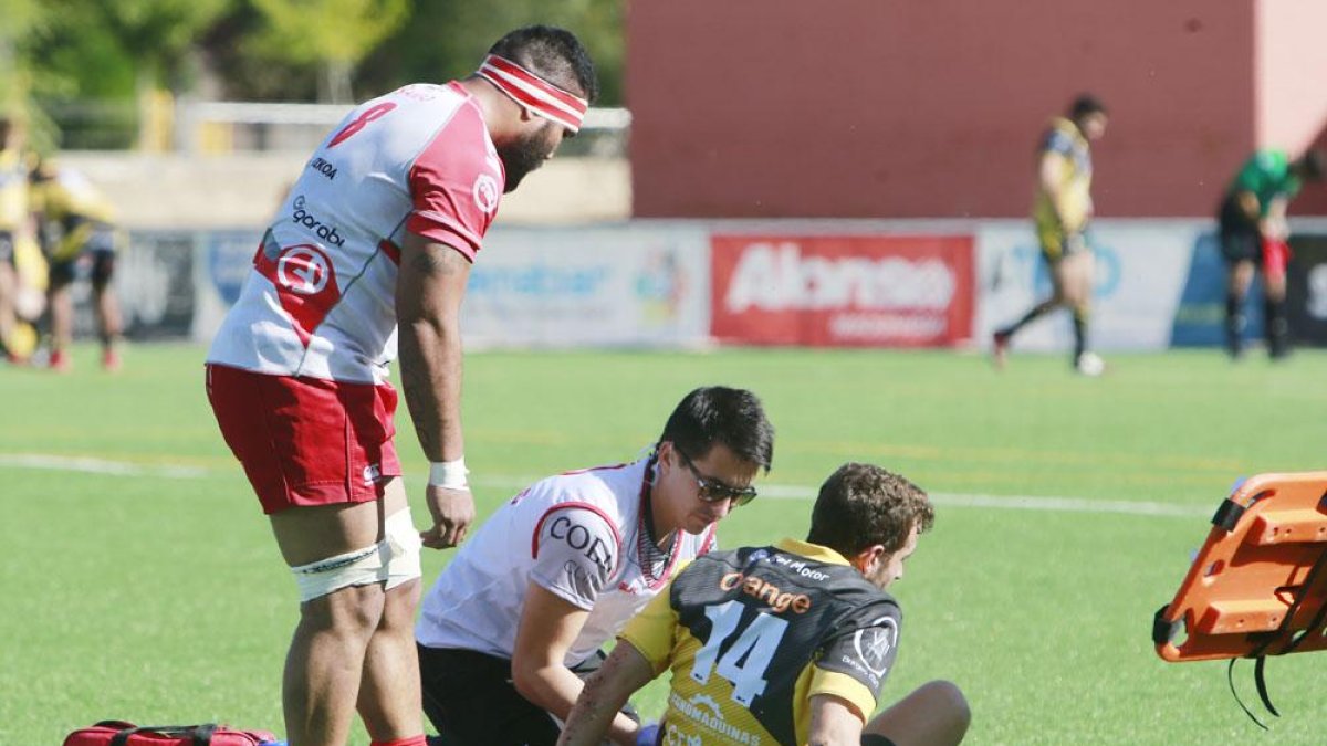 El doctor Salvat atiende a Álvaro González nada más producirse la lesión, el pasado domingo.-RAÚL OCHOA