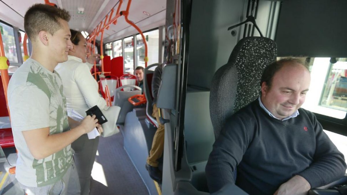Un tercio de la plantilla de Autobuses está en situación de interinidad.-RAÚL G. OCHOA