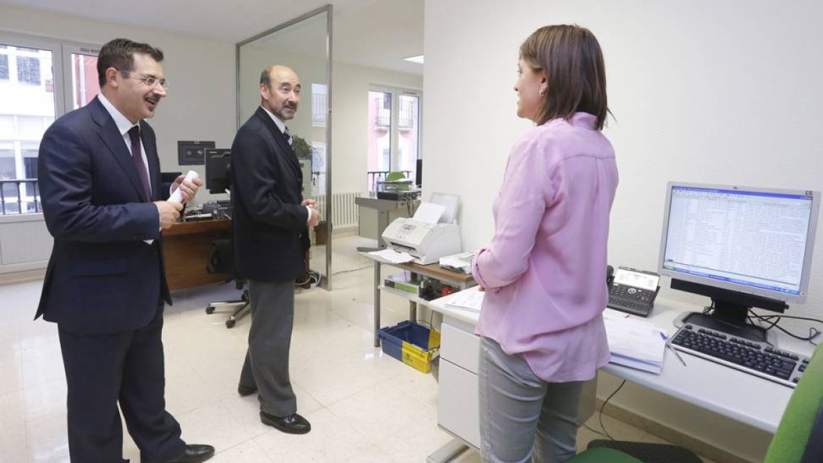 El subdelegado del Gobierno visita las nuevas instalaciones de la Gerencia de Justicia.-RAUL G. OCHOA