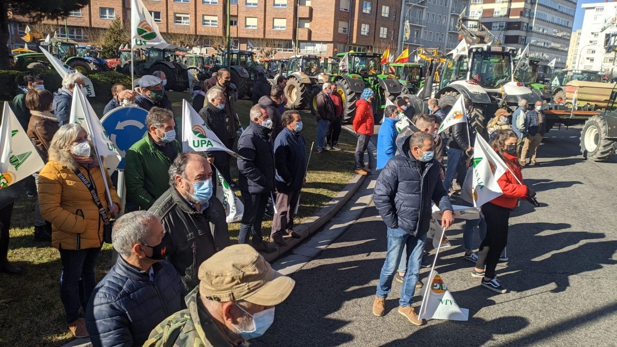 Llegada frente a la Junta de la tractorada convocada por ASAJA, UPA y COAG para salvar el campo. SANTI OTERO
