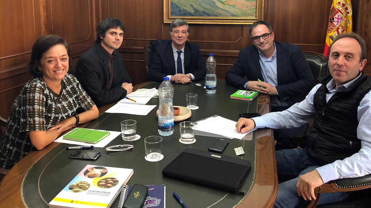 Miguel Ángel Ortiz en una reunión junto a la directora de Producciones y Mercados, Esperanza Orellana, y técnicos del Ministerio. L. V.