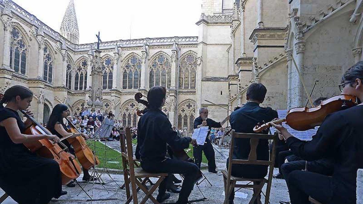 El claustro bajo de la Catedral se convirtió un año más en escenario para los alumnos y profesores que participan en la cita internacional.-Raúl Ochoa