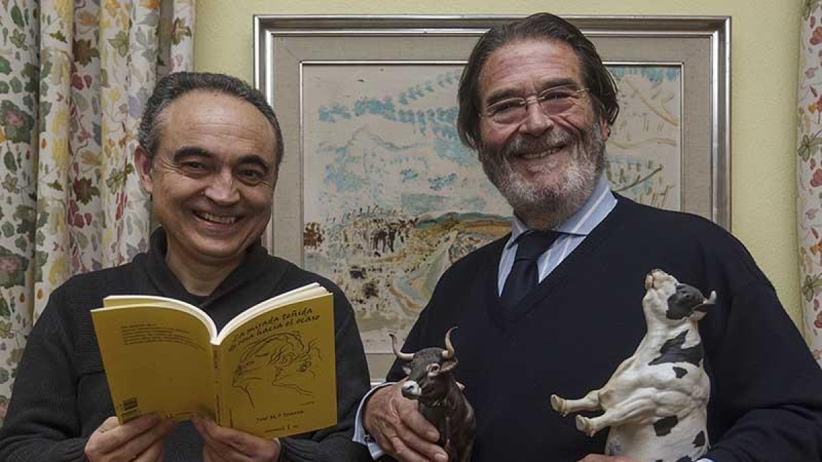 José María Izarra sujeta el libro divertido ante la ocurrencia de Juan Mons de salir con sus vacas.-Santi Otero