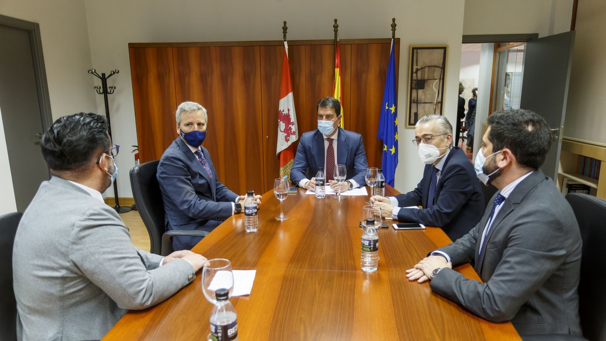 Instante de la reunión mantenida entre el consejero de Presidencia, directivos de la empresa, el delegado de la Junta en Burgos y el director del CEEI. SANTI OTERO