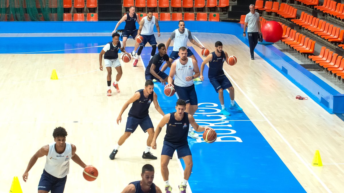 El San Pablo Burgos comenzó los entrenamientos este lunes a falta de tres jugadores del primer equipo. TOMÁS ALONSO