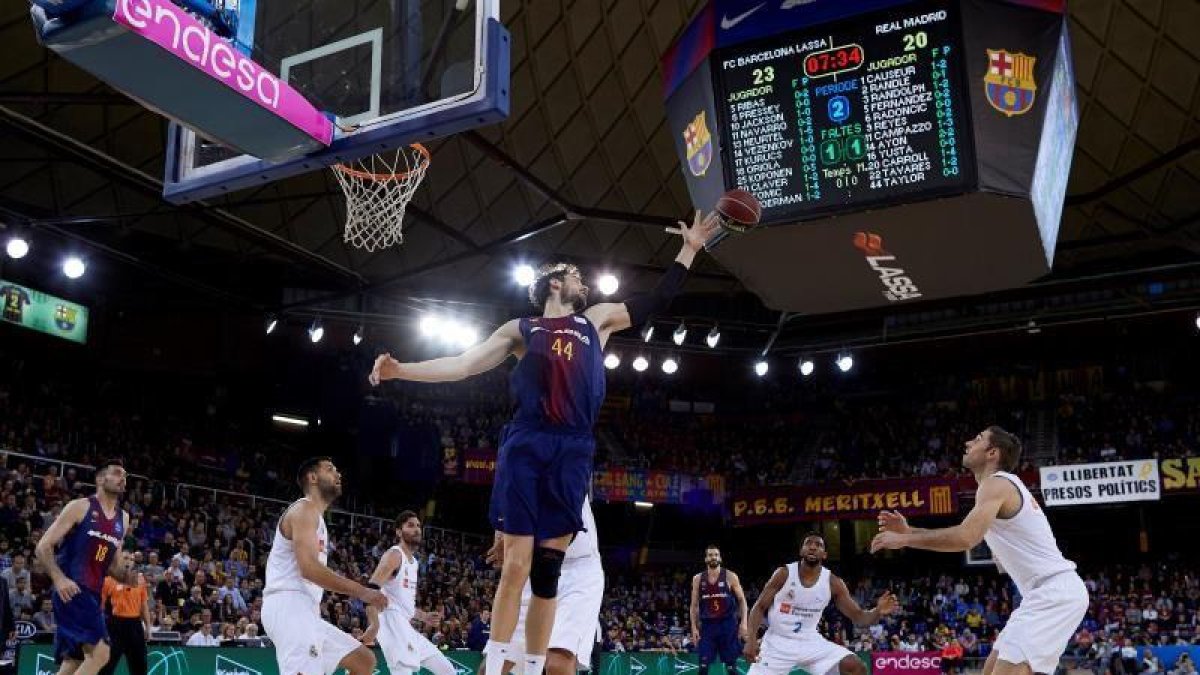 El pívot croata del Barcelona Lassa, Ante Tomic (c), durante el partido de la jornada 22 contra el Real Madrid de Liga Endesa ACB disputado hoy en el Palau Blaugrana.-EFE