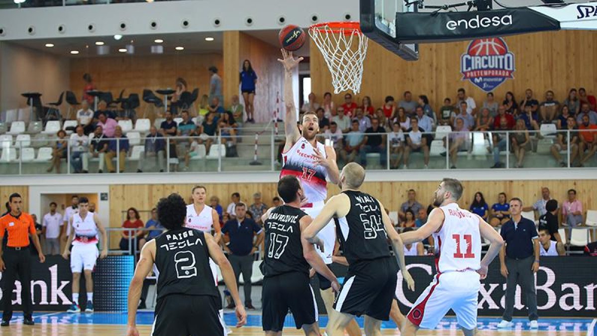 Vázquez realiza un gancho a canasta-TECNYCONTA ZARAGOZA