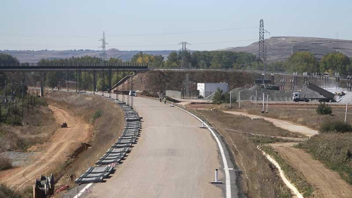 Imagen de la plaraforma del AVE en Buniel, con las traviesas en la parte izquierda.-RAÚL G. OCHOA