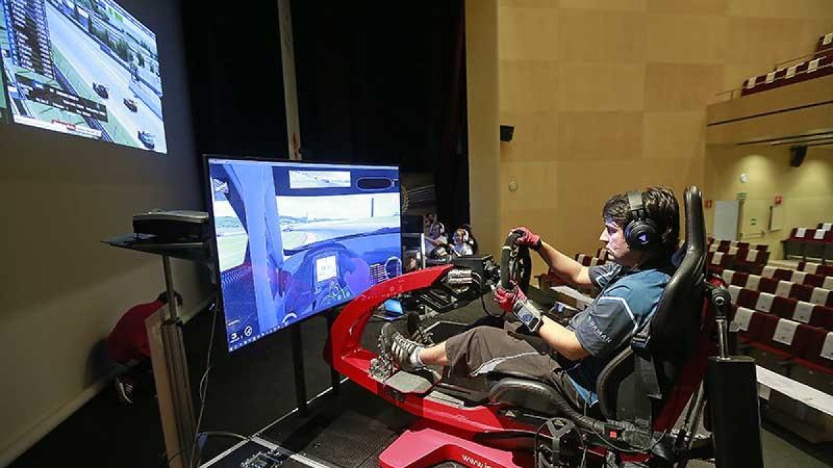 Jorge Montañés compitió ayer desde la sede de la Isabel I en la carrera de F1, en la que participaron una veintena de pilotos de España y otros países.-R. OCHOA