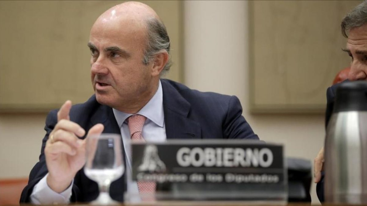 Luis de Guindos ministro de Economía en funciones durante su comparecencia en la Comision de Economía para hablar del 'caso Soria'.-JOSÉ LUIS ROCA
