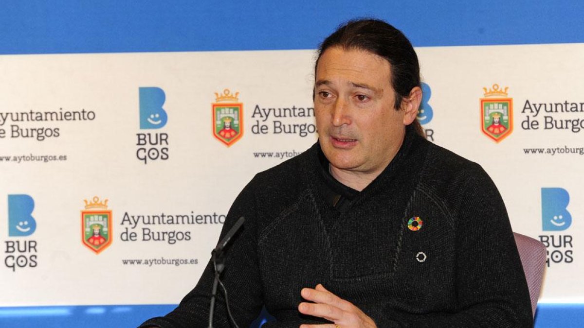 Israel Hernando, concejal de Podemos, en una imagen de archivo de una rueda de prensa.