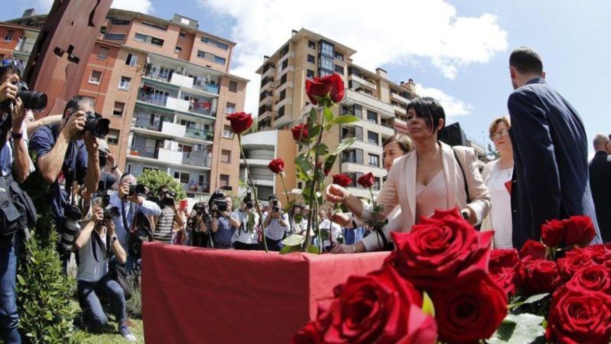La parlamentaria de EH Bildu Maddalen Iriarte deja una rosa para recordar el secuestro y asesinato de Miguel Ángel Blanco.-EFE / LUIS TEJIDO