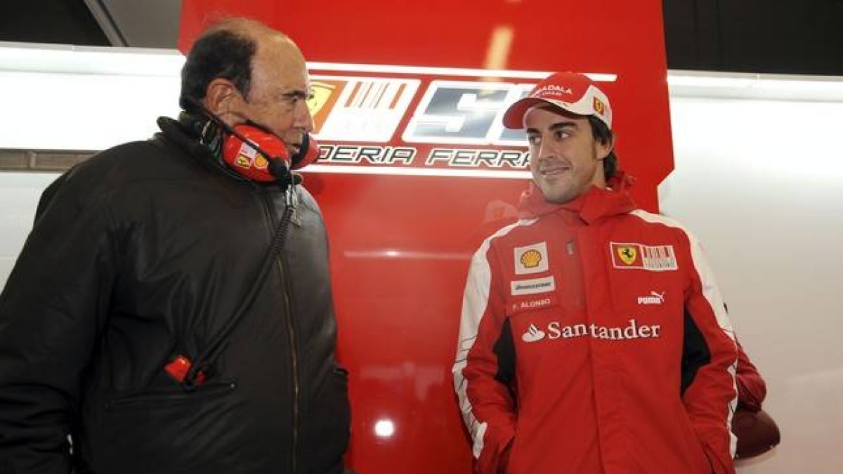 El fallecido Emilio Botín conversa con Fernando Alonso, en el circuito de Jerez, en una imagen del 2010.-EFE