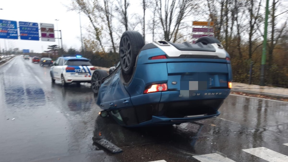 Imagen del vehículo volcado. POLICÍA LOCAL