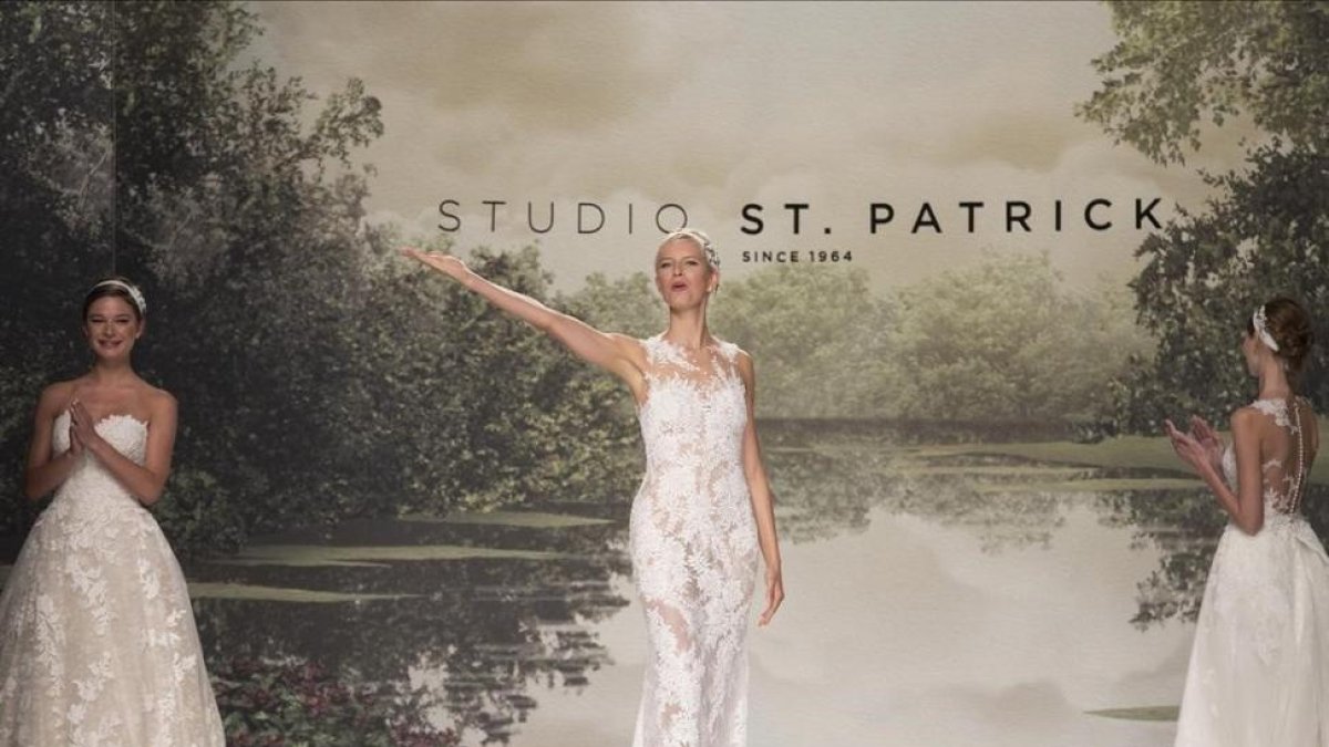 La modelo Karolina Kurkova, junto a dos modelos,  saluda al final de desfile de la colección Studio St  Patrick 2018.-EFE / MARTA PÉREZ
