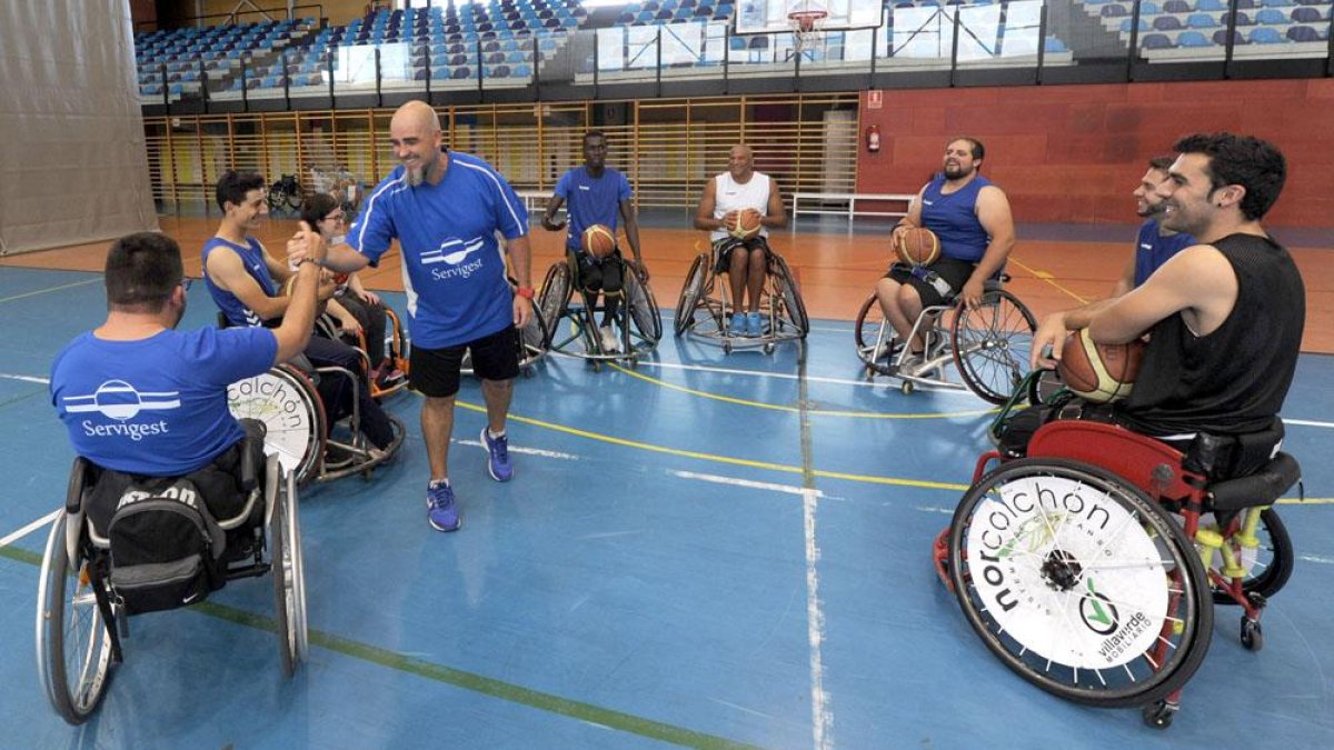 El técnico, Rodrigo Escudero, saluda a sus jugadores antes de iniciar la pretemporada, ayer, en el Talamillo.-ISRAEL L. MURILLO