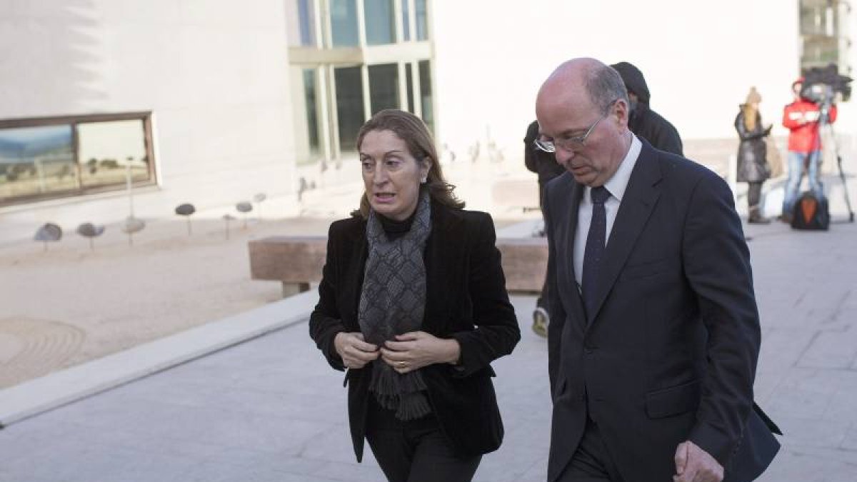 La ministra de Fomento, Ana Pastor, acompañada por el director del área de Relaciones Externas del Grupo Planeta, Carlos Creuheras, a su llegada a la capilla ardiente del editor José Manuel Lara Bosch.-Foto: EFE