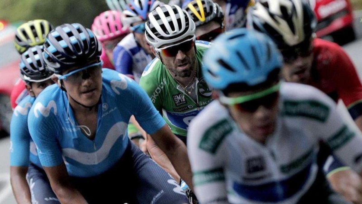 Los favoritos de la Vuelta, con Alejandro Valverde, de verde y en el centro, durante la ascensión a los Lagos de Covadonga.-EFE / MANUEL BRUQUE