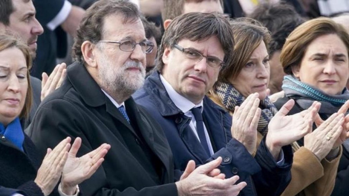 Mariano Rajoy y Carles Puigdemont, en el acto de homenaje de las víctimas de Germanwings, el pasado 23 de marzo.-FERRAN NADEU
