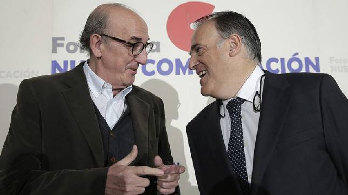 Jaume Roures, socio de Mediapro, y Javier Tebas, presidente de la Liga de Fútbol Profesional, durante un desayuno informativo, este martes.-Foto: EFE / EMILIO NARANJO