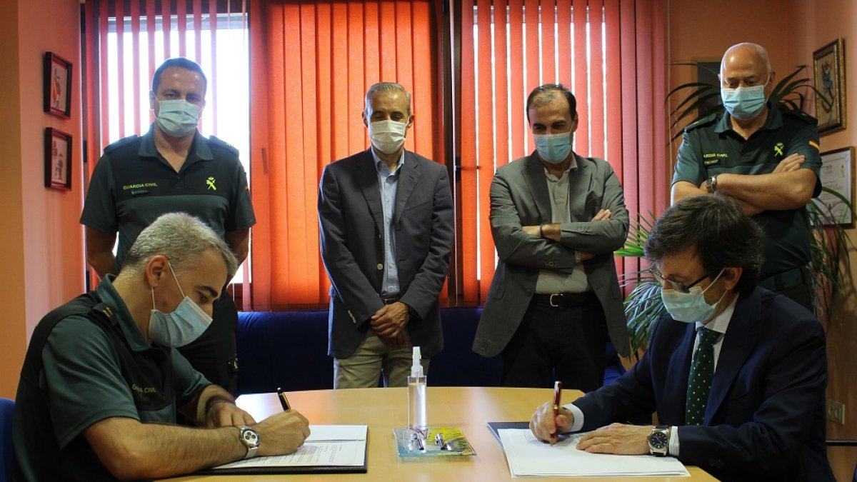 El presidente del Colegio Oficial de Farmacéuticos de Burgos, Miguel López de Abechuco Torio, y el Teniente Coronel Jefe de la Comandancia de la Guardia Civil de Burgos, Alfonso Martín Fernández, rubricaron este convenio. ECB