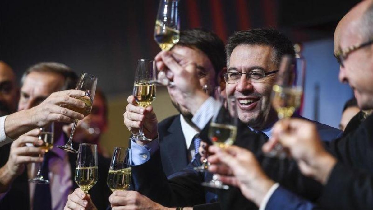 Bartomeu, dirigiéndose a los medios de comunicación-JORDI COTRINA