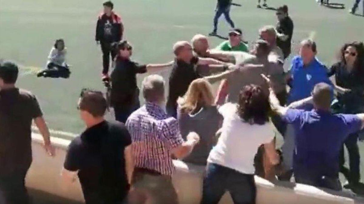 Una imagen del vídeo que recoge la pelea entre los padres de los infantiles.-