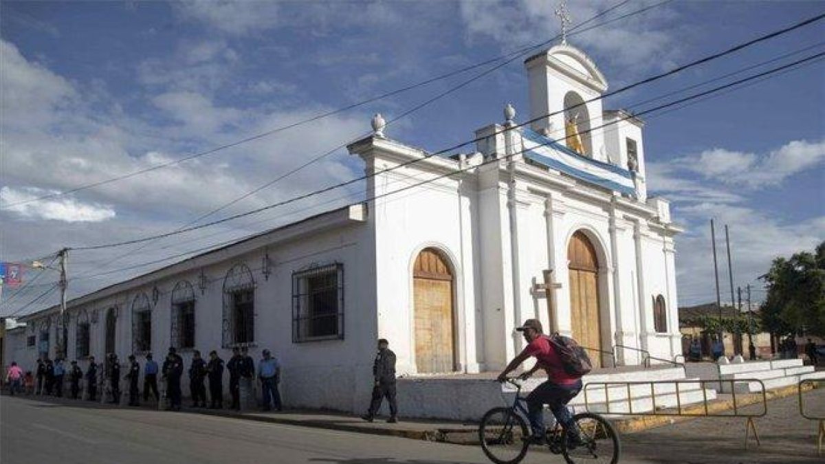 Policías de Nicaragua resguardan una iglesia católica en Nicaragua.-EFE