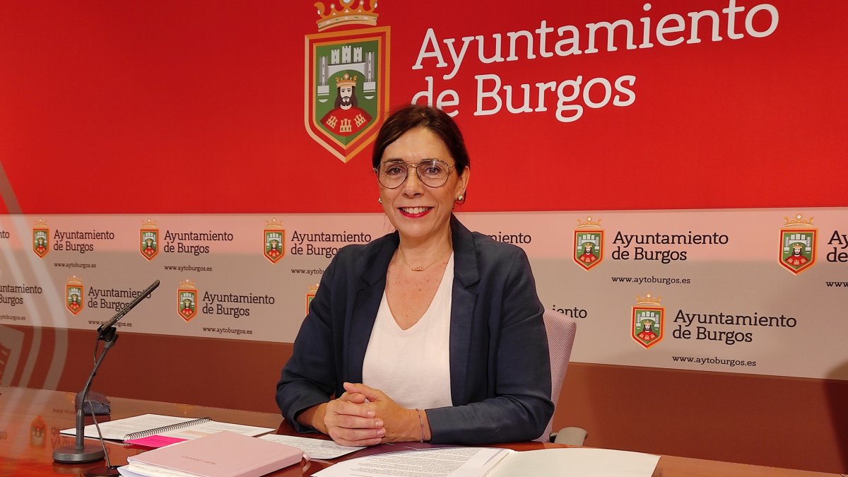 Marga Arroyo durante una rueda de prensa en el Ayuntamiento de Burgos.
