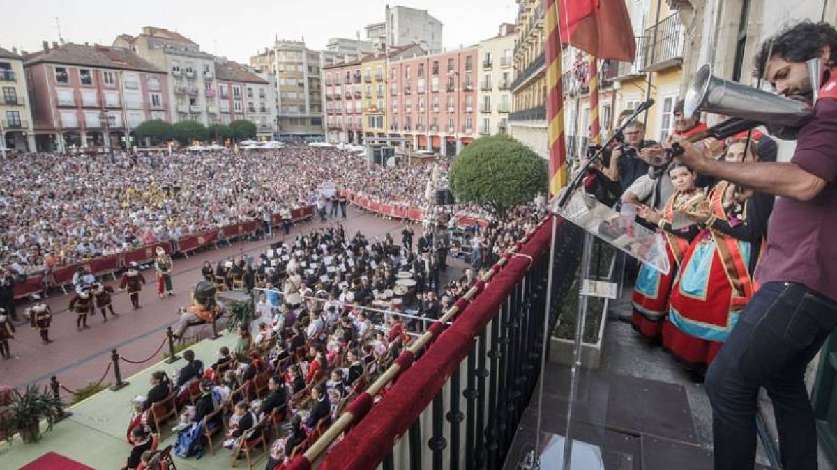 El músico burgalés Diego Galaz terminó su lectura del pregón con la interpretación de una pieza musical ante una Plaza Mayor abarrotada.-SANTI OTERO