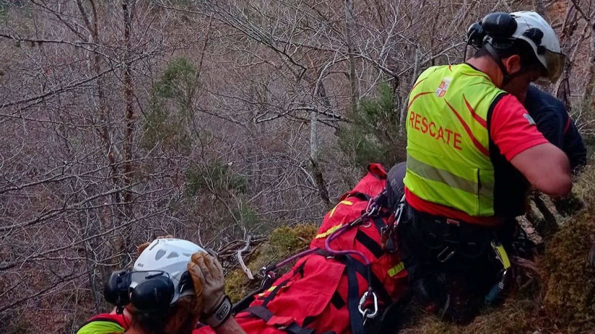 Una mujer de 79 años y un varón de 78 años, rescatados tras sufrir una caída en un hayedo en las inmediaciones de la cascasa de los Chorrones en Valmala