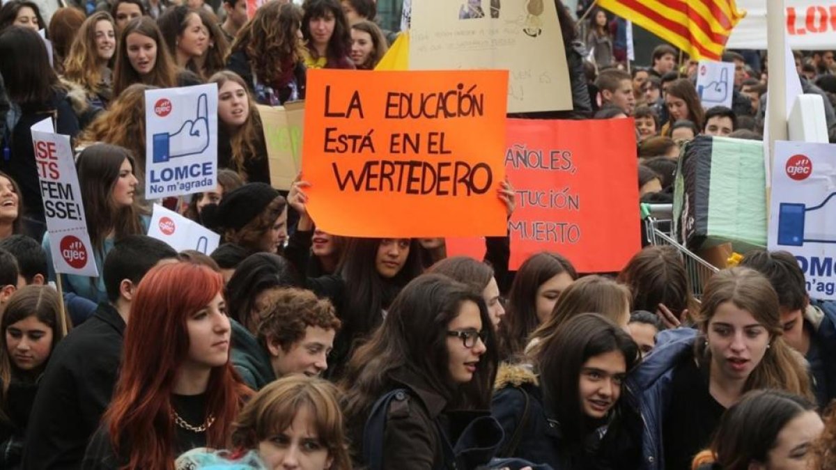 Manifestación de estudiantes de Bachillerato contra la Lomce en Barcelona.-DANNY CAMINAL