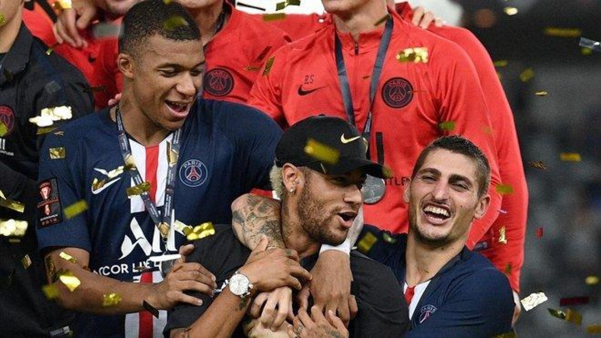 Neymar, abrazado por Mbappé y Verratti en la celebración de la Supercopa de Francia.-AFP / FRANCK FIFE