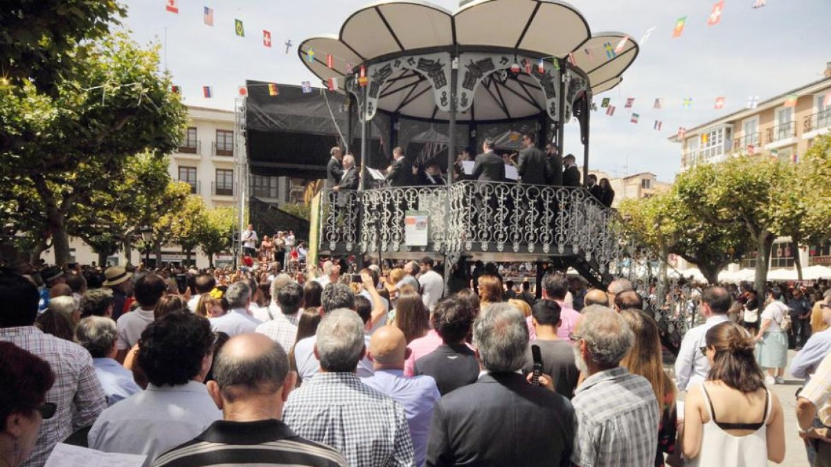 La Plaza Mayor de Briviesca se llenó hasta la bandera con motivo de la interpretación del himno.-G. G.