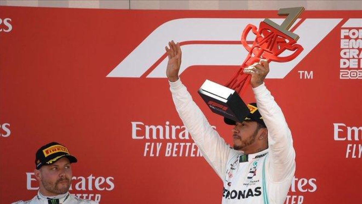 Lewis Hamilton (Mercedes) gana el GP de España y suma el quinto doblete para Mercedes.-LLUIS GENE / AFP