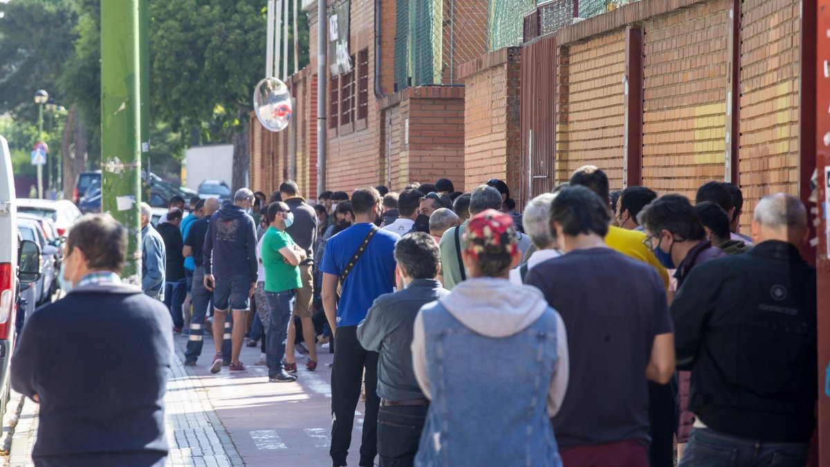 Colas registradas en el primer día de captación de nuevos abonados. SANTI OTERO