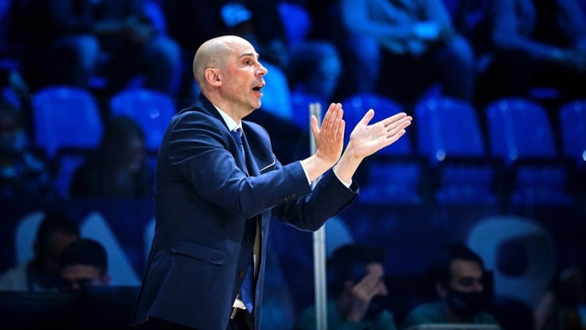 Peñarroya anima a su equipo. FIBA