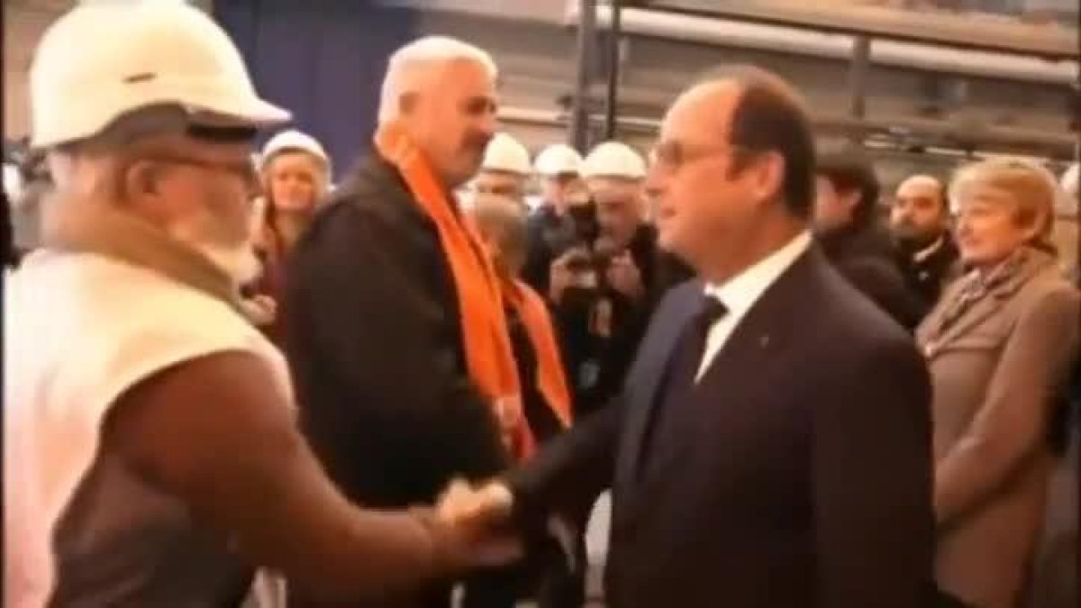 Sindicalistas de CGT niegan el saludo a Hollande por los despidos en Air France.-ATLAS