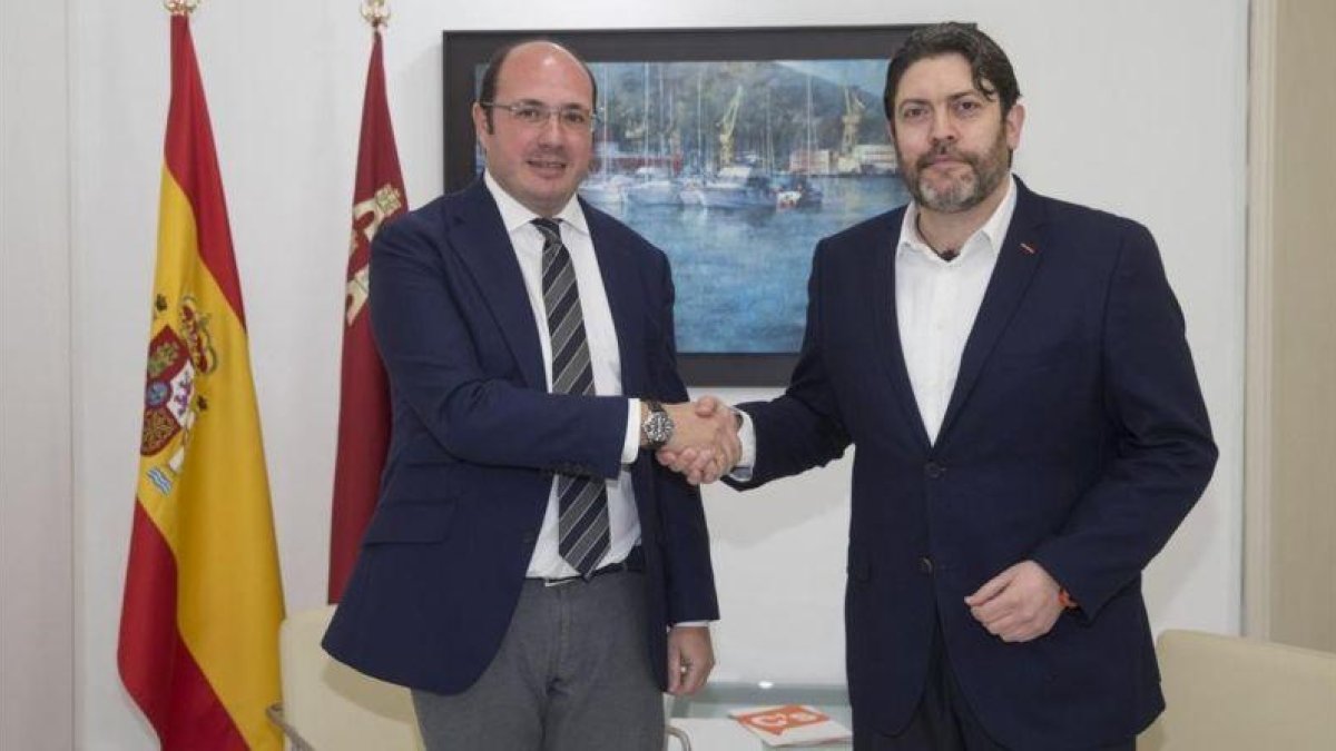 El presidente de Murcia, Pedro Antonio Sánchez, y el líder de Ciudadanos en la región, Miguel Sánchez.-EFE / MARCIAL GUILLÉN