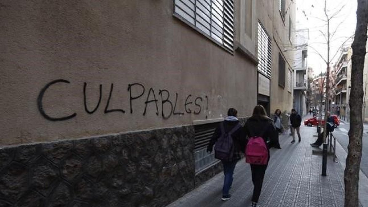 Una pintada en la fachada del colegio Maristas Sants-Les Corts, esta mañana.-JULIO CARBO