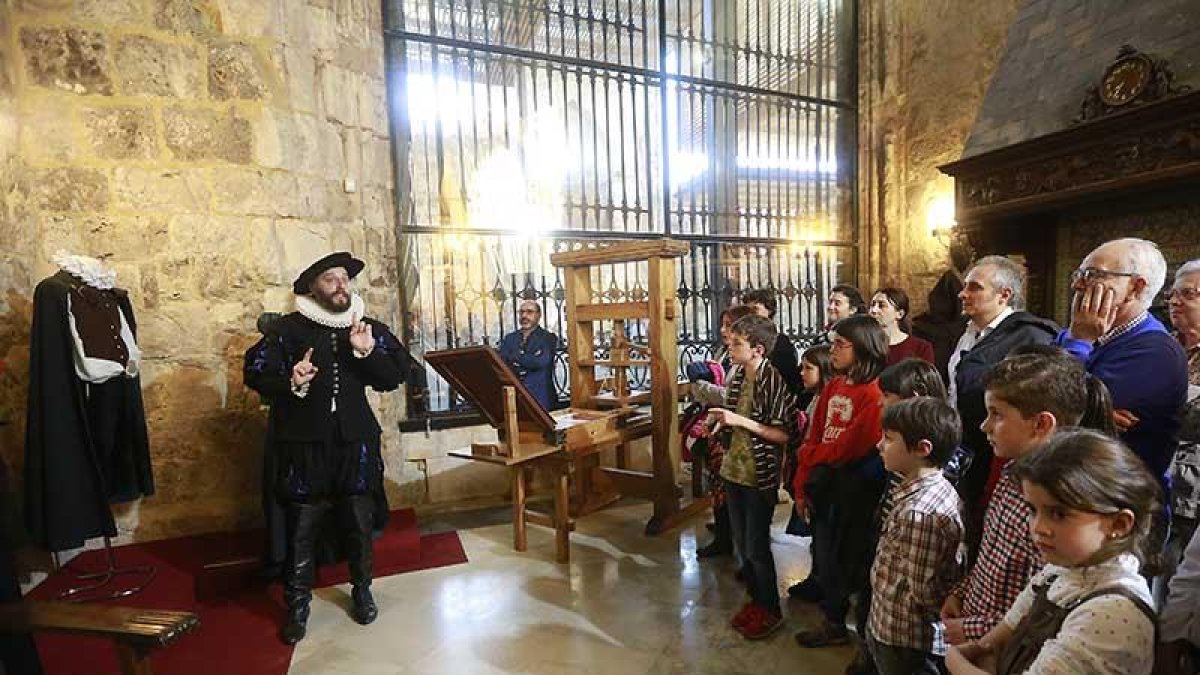 Jesús Cristóbal se metió en el papel y en los ropajes del autor de ‘Don Quijote de la Mancha’ el pasado sábado, con aforo completo en la visita.-Raúl Ochoa