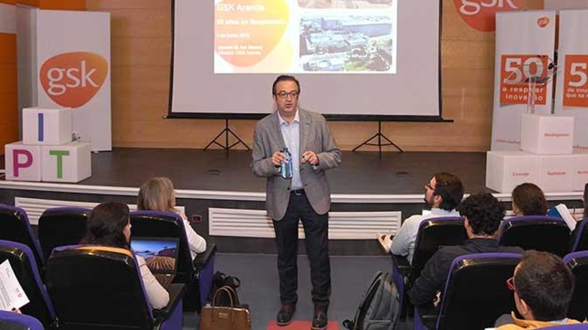 Un momento de la intervención del director de la fábrica arandina, Ismael de los Mozos.-ICAL
