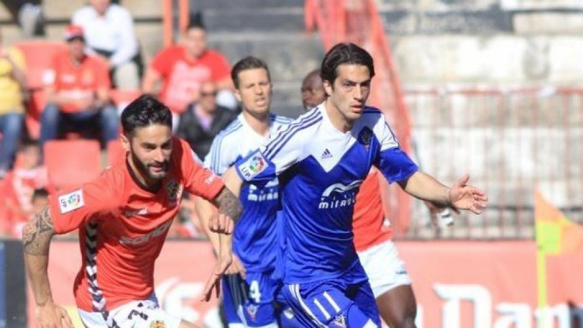 El jugador del Mirandés Provencio forcejea con un jugador del Nàstic en el duelo de ayer en el Nou Estadi-LaLiga.com